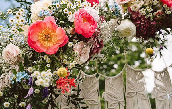 Traubogen mit Frischblumen