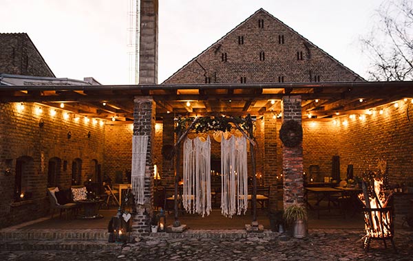 Backsteinlounge am Abend