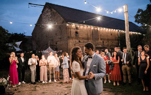 Hochzeitstanz im Innenhof