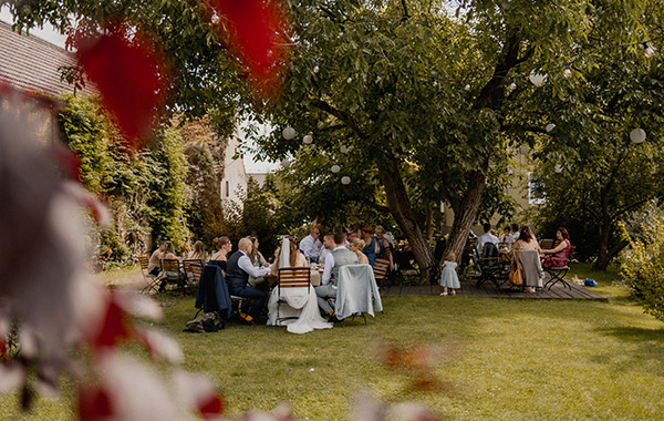 Hochzeitsgesellschaft im Innenhof