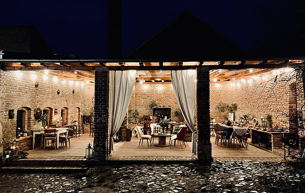 Backstein-Lounge bei Nacht