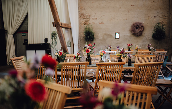 Tafel mit Blumendeko