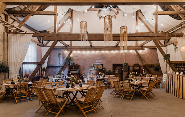 Lockere Tischverteilung mit uriger Bar